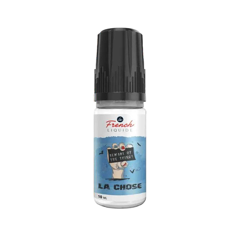 E-liquide La Chose 10 ml - Le French Liquide. E-liquide La Chose avec étiquette bleue et dessin d'une main tenant un panneau