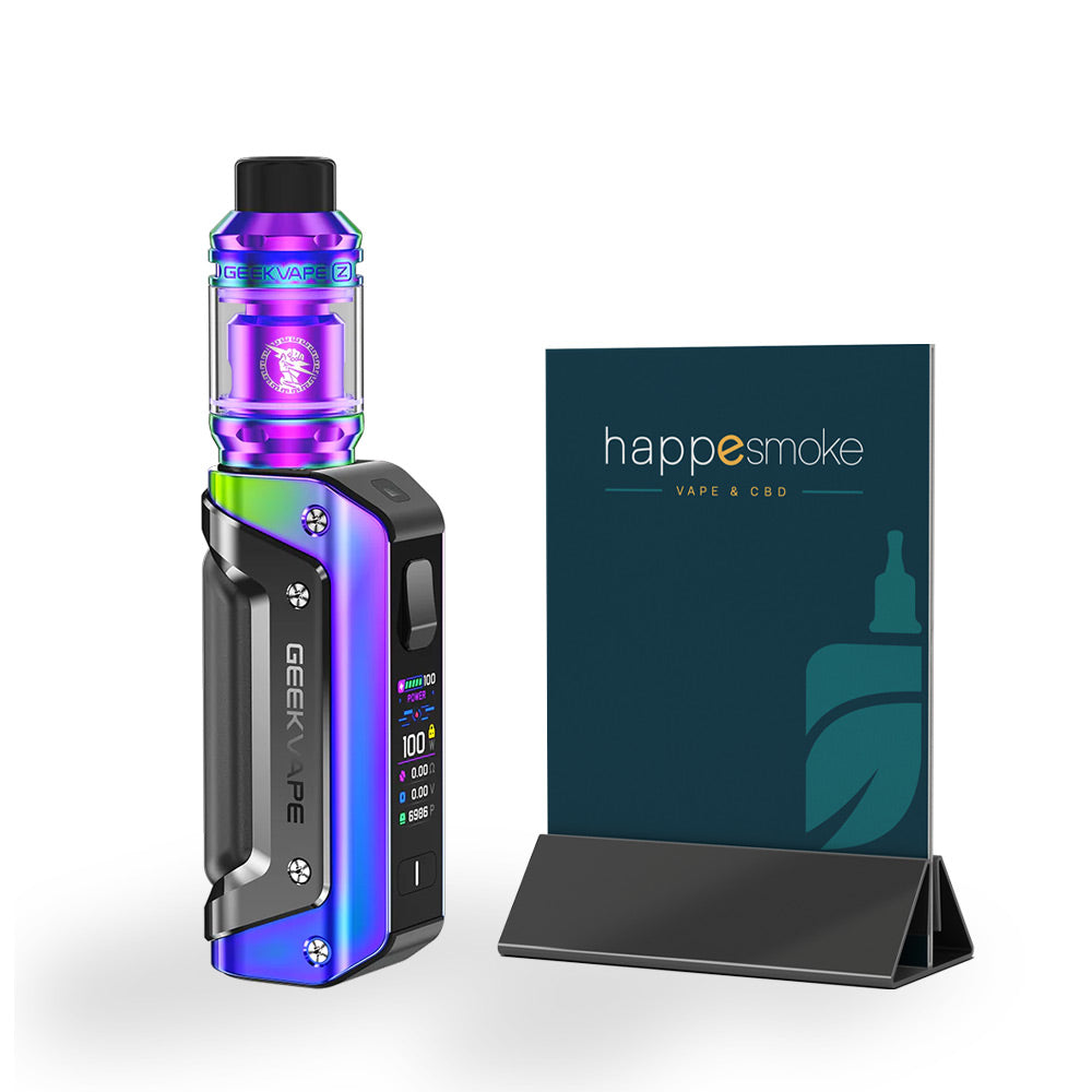 Kit Aegis SOLO 3 MTL - GeekVape. Kit Aegis SOLO 3 MTL multicolore avec écran coloré à droite d'un support publicitaire happesmoke