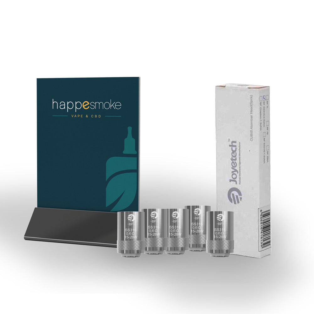Résistances Cubis AIO - Joyetech. Résistances Cubis AIO alignées devant une boîte blanche et une affiche bleue happesmoke